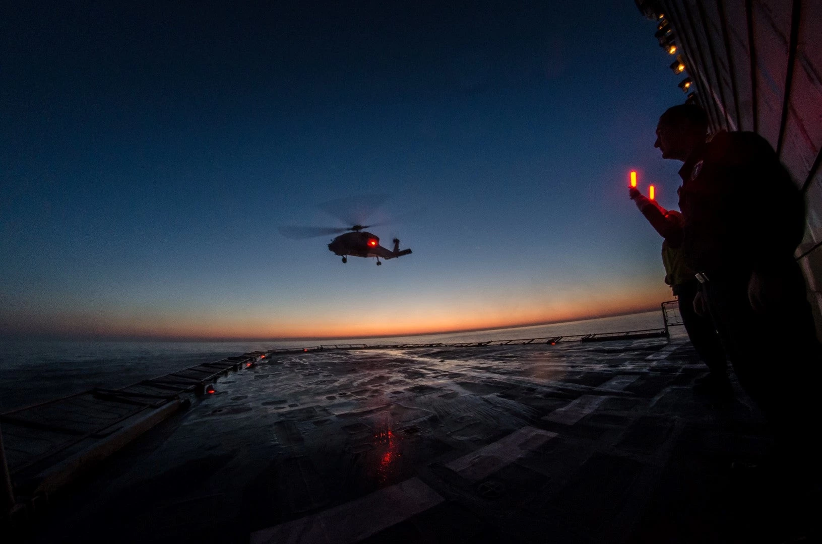 Αστραπές και βροντές στο Αιγαίο: Ηχηρό μήνυμα του ΠΝ στην Τουρκία: «Τολμήστε, σας περιμένει φωτιά και ατσάλι» – Δείτε εικόνες